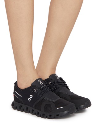 模特儿示范图 - 点击放大 - ON - 女款 CLOUD 5 低帮系带运动鞋