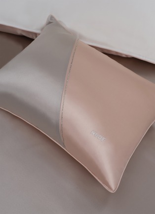 细节 –点击放大 - SILKY MIRACLE - The One King Size Silk Bed Set — Galaxy Grey/Nude