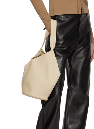 模特儿示范图 - 点击放大 - KHAITE - Small Lotus Leather Tote