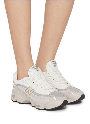 模特儿示范图 - 点击放大 - NEW BALANCE - M1000 Low Top Women's Sneakers