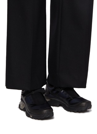 模特儿示范图 - 点击放大 - MM6 MAISON MARGIELA - X SALOMON 男款一脚蹬运动鞋