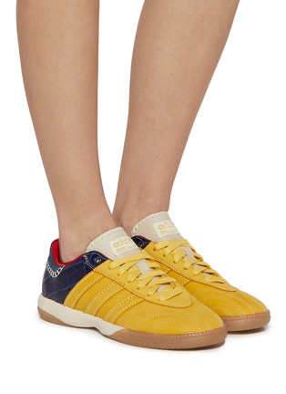 模特儿示范图 - 点击放大 - ADIDAS - x Wales Bonner Samba Millennium Women's Sneakers