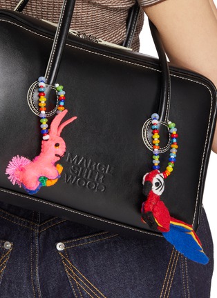 正面 -点击放大 - BUNNY SHAPIRO - Animalito Parrot Bag Charm — Blue