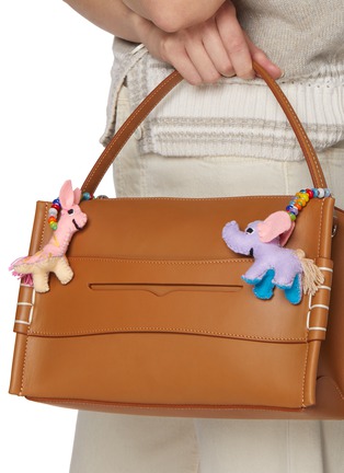 正面 -点击放大 - BUNNY SHAPIRO - Animalito Giraffe Bag Charm — Light Pink