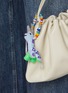 正面 -点击放大 - BUNNY SHAPIRO - Animalito Giraffe Bag Charm — Light Blue