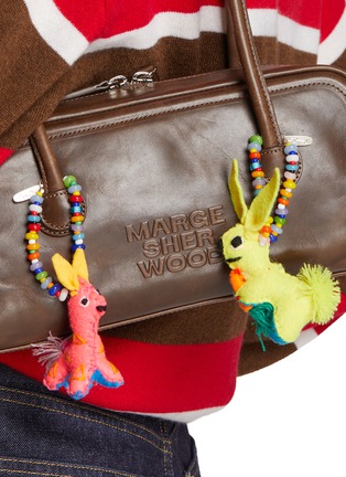 正面 -点击放大 - BUNNY SHAPIRO - Animalito Giraffe Bag Charm — Neon Pink