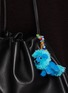 正面 -点击放大 - BUNNY SHAPIRO - Animalito Lion Bag Charm — Dark Blue