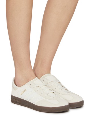 模特儿示范图 - 点击放大 - ADIDAS - X CLOT 女款 GAZELLE 运动鞋