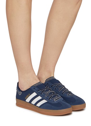 模特儿示范图 - 点击放大 - ADIDAS - X CLOT 女款 GAZELLE 运动鞋