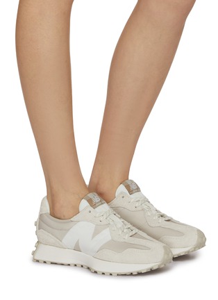 模特儿示范图 - 点击放大 - NEW BALANCE - 女款 327 系带运动鞋