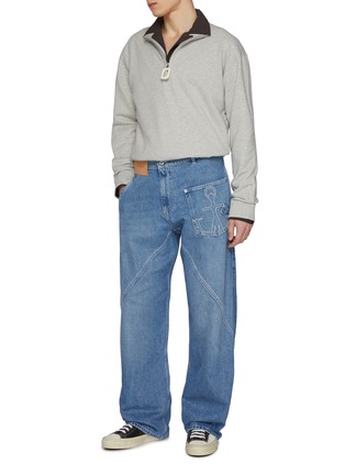 模特儿示范图 - 点击放大 - JW ANDERSON - Twisted Light Wash Workwear Jeans