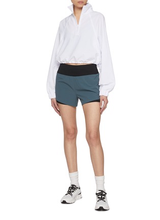 模特儿示范图 - 点击放大 - ALO YOGA - Cropped Alumni Sweater