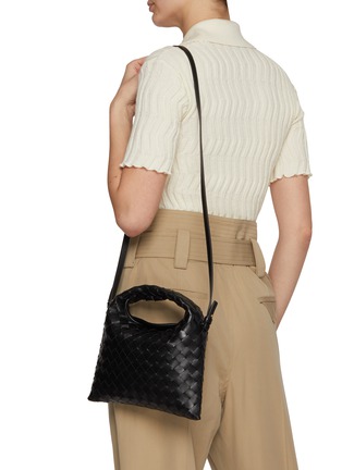 模特儿示范图 - 点击放大 - BOTTEGA VENETA - Mini Hop Intrecciato Leather Crossbody Bag