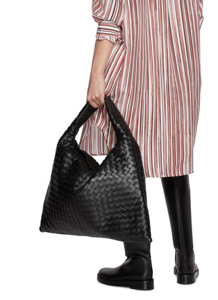 模特儿示范图 - 点击放大 - BOTTEGA VENETA - Large Hop Intrecciato Leather Shoulder Bag