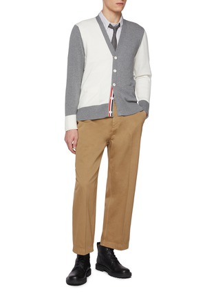 模特儿示范图 - 点击放大 - THOM BROWNE - Two-Tone Four Bar Rib Cotton Cardigan