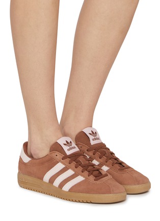 模特儿示范图 - 点击放大 - ADIDAS - Bermuda W Low Top Women's Sneakers