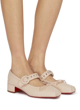 模特儿示范图 - 点击放大 - CHRISTIAN LOUBOUTIN - 30 MAMASTRAPITA 铆钉皮革玛丽珍中跟鞋