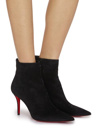 模特儿示范图 - 点击放大 - CHRISTIAN LOUBOUTIN - 80 SO APOSTROPHA 尖头绒面皮高跟靴