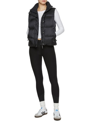 模特儿示范图 - 点击放大 - BEYOND YOGA - Big Cozy Puffer Vest