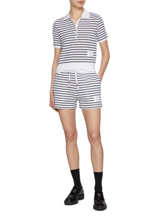 模特儿示范图 - 点击放大 - THOM BROWNE - 条纹 POLO 衫
