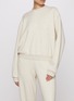 模特儿示范图 - 点击放大 - SKIMS - COTTON FLEECE 圆领套头衫