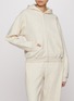 模特儿示范图 - 点击放大 - SKIMS - COTTON FLEECE 拉链连帽卫衣