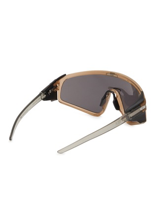 模特儿示范图 - 点击放大 - OAKLEY - Single Lens Latch™ Panel Rectangle Unisex Sunglasses