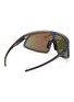 模特儿示范图 - 点击放大 - OAKLEY - Single Lens Latch™ Panel Rectangle Unisex Sunglasses