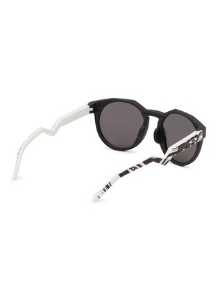 模特儿示范图 - 点击放大 - OAKLEY - HSTN Irregular Unisex Sunglasses