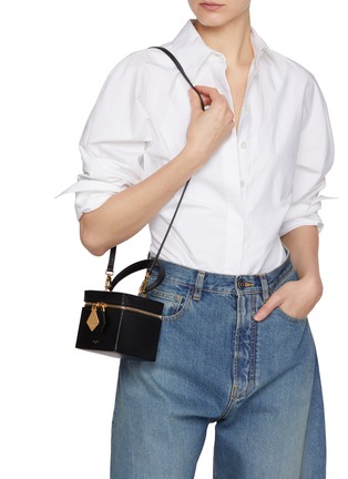 模特儿示范图 - 点击放大 - ALAÏA - Cube Leather Vanity Bag