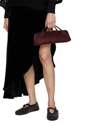 模特儿示范图 - 点击放大 - ALAÏA - Le Teckel Suede Clutch Bag