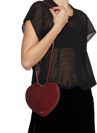 模特儿示范图 - 点击放大 - ALAÏA - Le Coeur Patent Leather Crossbody Bag