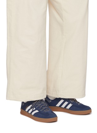 模特儿示范图 - 点击放大 - ADIDAS - X CLOT 男款 GAZELLE 运动鞋