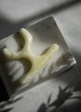 Detail View - 点击放大 - VIE HEALING - Jade U-Shaped Gua Sha