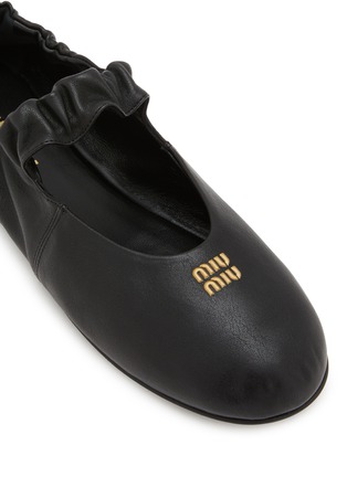 细节 - 点击放大 - MIU MIU - Elastic Leather Mary Jane Flats