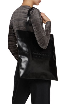 模特儿示范图 - 点击放大 - ALEXANDERWANG - Large Pinch Crackle Patent Leather Tote Bag