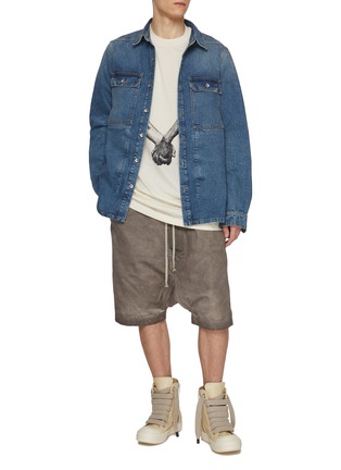 模特儿示范图 - 点击放大 - RICK OWENS DRKSHDW - 牛仔衬衫式夹克