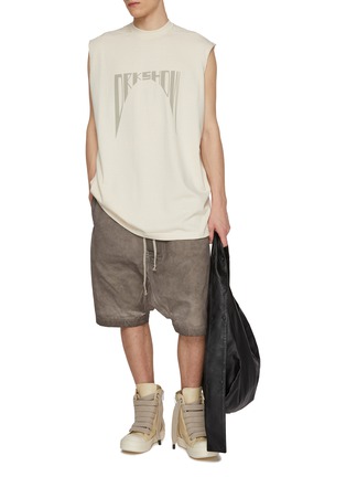 模特儿示范图 - 点击放大 - RICK OWENS DRKSHDW - 低裆松紧腰短裤
