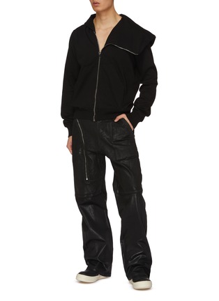 模特儿示范图 - 点击放大 - RICK OWENS DRKSHDW - 非对称牛仔长裤