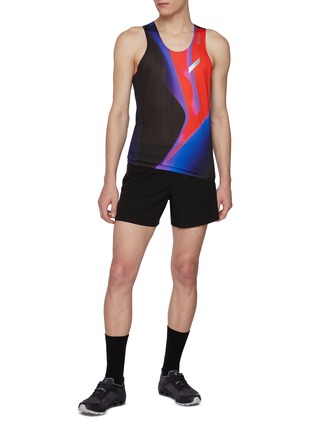 模特儿示范图 - 点击放大 - SOAR RUNNING - X Race Scoop Neck Race Vest