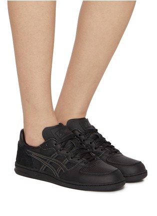 模特儿示范图 - 点击放大 - ASICS - X Toyoda Gosei Skyhand OG Low Top Unisex Sneakers