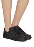 模特儿示范图 - 点击放大 - ASICS - X Toyoda Gosei Skyhand OG Low Top Unisex Sneakers