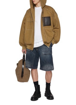 模特儿示范图 - 点击放大 - JUUN.J - Medium Wash Multi-Pocket Denim Shorts