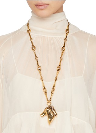 模特儿示范图 - 点击放大 - CHLOÉ - Gold-Toned Horse Pendant Laiton Chain Necklace