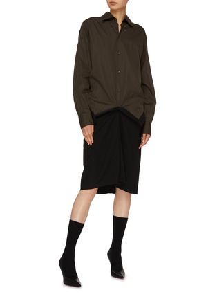 模特儿示范图 - 点击放大 - MAISON MARGIELA - 拼接收褶衬衫裙