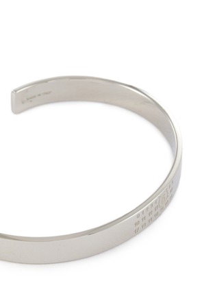 细节 - 点击放大 - MM6 MAISON MARGIELA - Embossed Logo Brass Cuff — Polished Palladio