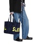 模特儿示范图 - 点击放大 - JW ANDERSON - Real Sleep Felt Tote Bag