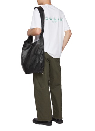 模特儿示范图 - 点击放大 - SOLID HOMME - V 字绣纯棉 T 恤
