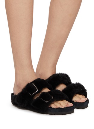 模特儿示范图 - 点击放大 - BIRKENSTOCK 1774 - ARIZONA 皮毛一体搭扣凉鞋