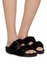 模特儿示范图 - 点击放大 - BIRKENSTOCK 1774 - ARIZONA 皮毛一体搭扣凉鞋